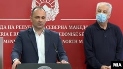 Прес-конференција: министерот за здравство Венко Филипче и претседателот на Комисијата за заразни болести Жарко Караџовски. 