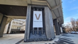 Буква V (один из символов полномасштабной войны России против Украины) с подписью «Победа будет за нами» на фасаде здания подконтрольного Москве крымского парламента