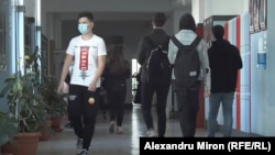 Pentru majoritatea elevilor din România, pandemia a însemnat cursuri online. Pentru 65.000 dintre ei, a însemnat abandonarea școlii 