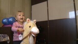 Милана с любимой игрушкой