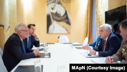 Ministrul Apărării, Angel Tîlvăr (d), a discutat cu președintele Rheinmetall AG, Armin Papperger (s), pe 15 februarie 2024, la Munchen, despre investițiile companiei germane în România.