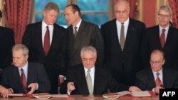 Потпишување на Дејтонскиот мировен договор на 14 декември 1995 во Париз