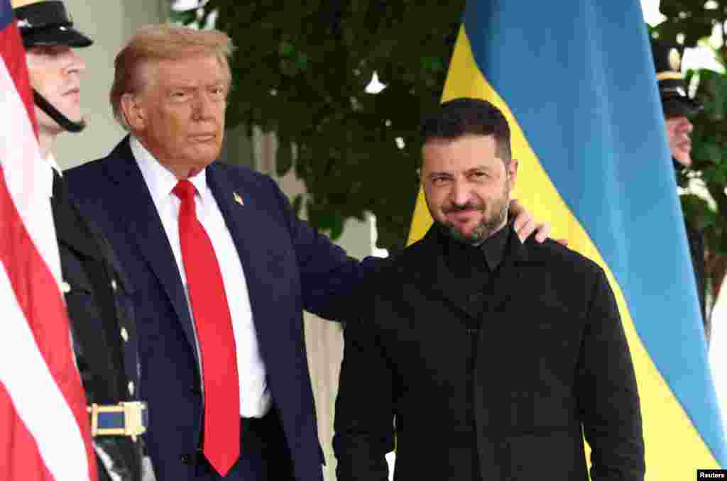 Президенти США та України позують на вході до Білого Дому