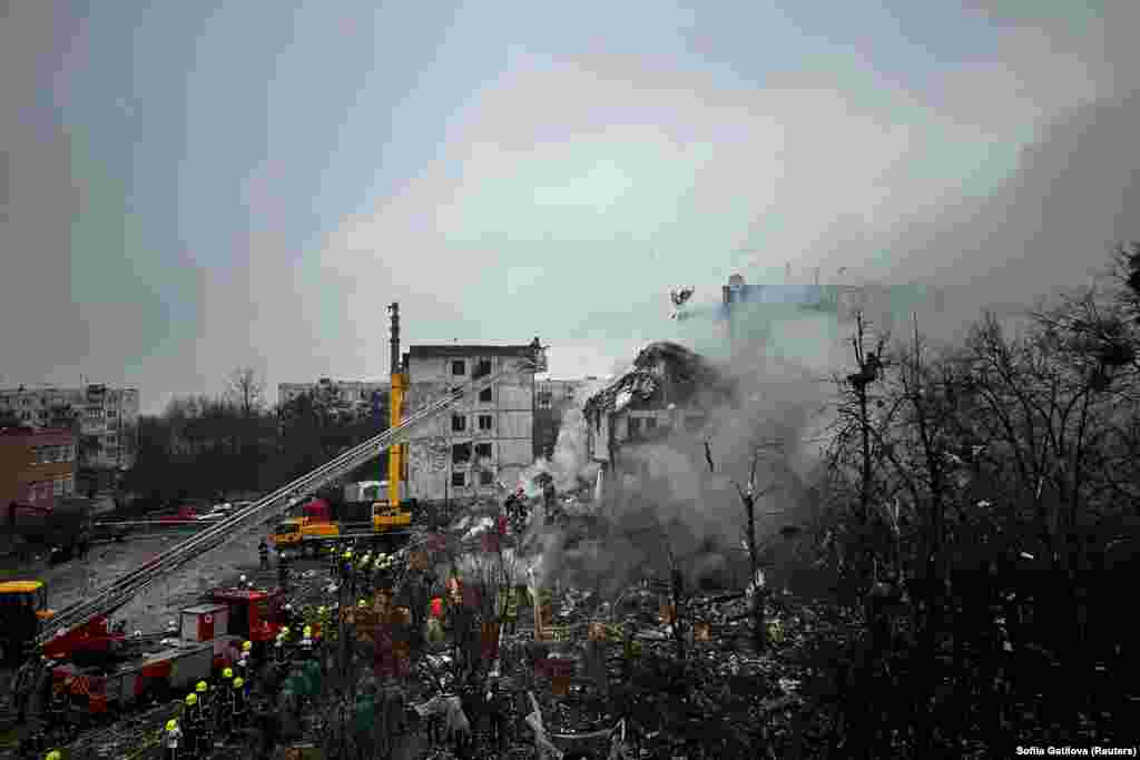 Маштаб разбурэньняў у Палтаве ў выніку расейскай атакі. Ад удару ў шматпавярховым доме разбураны адзін пад&#39;езд і часткова другі. Пашкоджаныя 18 бліжэйшых жылых дамоў і дзіцячы садок