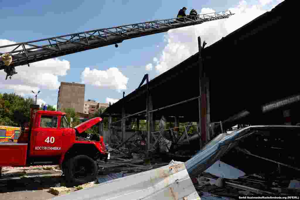 Ліквідація наслідків російської атаки на супермаркет в Костянтинівці Донецької області, 9 серпня 2024 року