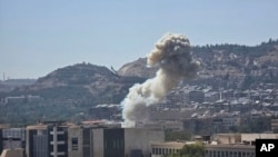 Сириянын мамлекеттик телеканалы SANA Сириянын Коргоо министринин имаратынан кара түтүн чыгып жатканын көрсөттү, 16-июль, 2025-жыл. 