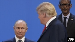 Президент США Дональд Трамп (праворуч) дивиться на очільника Росії Володимира Путіна, 30 листопада 2018 року