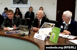 Аляксандар Лукашук, Вячка Станкевіч і Джоан Станкевіч (зьлева направа ў першым шэрагу) у Празе на прэзэнтацыі кнігі ўспамінаў Джоан Станкевіч «Жыцьцё з водарам небясьпекі: Эўрапейскія прыгоды падчас падзеньня камунізму», травень 2013