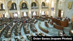 Senatorii doresc să cumpere anul acesta mașini tip limuzină, dar și să repare, cu o sumă similară, garduri și două porți de acces în Parlament. 