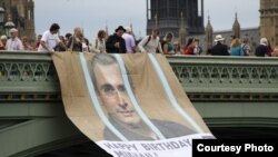 Activişti britanici cerând eliberarea lui Mihail Mihail Hodorkovski