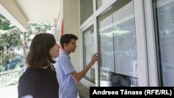 Elevi care consultă listele de la Evaluarea Națională din 2021.