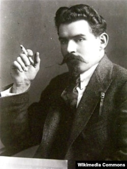 Олександр Шумський (1890–1946) – український радянський державний і політичний діяч. Був одним з головних ідеологів і провідником українізації 1920–1930-х років. Жертва сталінських репресій