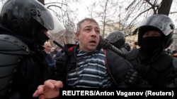 Приведен демонстрант на протестите во Санкт Петербург. 31 јануари 2021 година.