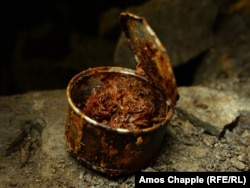 Жестяная банка с веществом неизвестного происхождения в заброшенной урановой шахте в Рудных горах