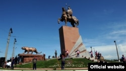 Памятник Манасу, Ош, 12 июня 2012 года.