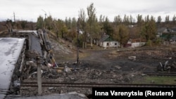 Вид на зруйнований міст під час нападу Росії на Україну в місті Покровськ Донецької області, Україна, 4 листопада 2024 року