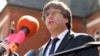 Carles Puigdemont adresîndu-se presei la eliberarea sa din arest 
