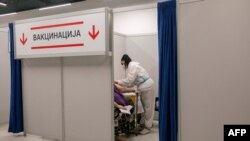 Центар за вакцинација во трговски центар во Белград на 6 мај 2021 година.