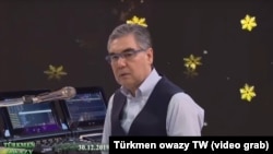 Türkmenistanyň prezidenti Gurbanguly Berdimuhamedow saz çalýar. Döwlet telewideniýesinden alnan surat. 