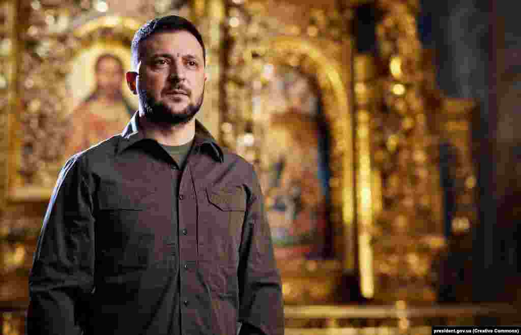 Во празничното обраќање до нацијата, претседателот Володимир Желенскија рече: &quot;Ние сме надминување на темните времиња и на овој ден јас - и повеќето од нас - не се во светла облека, но ние се бориме за светла идеја&quot;.