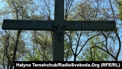 Хрест на місці поховання убитих поляків у роки Другої світової війни