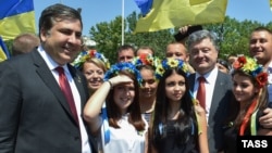 Saakașvili, fotografiat alături de fostul președinte al Ucrainei, Petro Poroshenko, la Odessa, pe 8 iulie 2015.