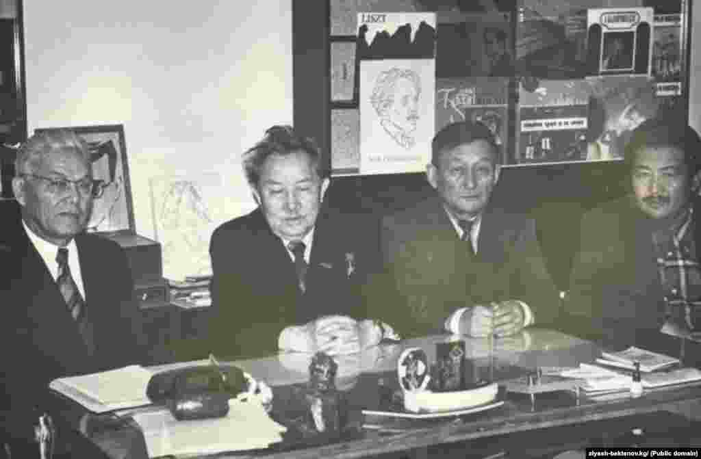 Зыяш Бектенов замандаштары менен.&nbsp;