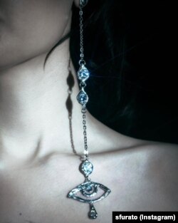 Серьги для выступления Jerry Heil в 2024 году