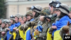 (Ілюстраційне фото) Бійці з батальйону спецпризначення МВС «Східний корпус» під час урочистої церемонії відправки до зони АТО. Площа Свободи у Харкові, червень 2015 року