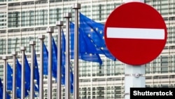 8 жовтня, стало відомо, що Австрія блокує 19-й пакет санкцій ЄС проти РФ, вимагаючи «послаблень для розблокування 2 млрд євро Raiffeisen Bank у РФ»