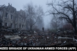 Велика війна в Україні триває вже майже чотири роки. Президентові США не вдалося поки що покластий їй край, не дивлячись на численні мирні зусилля