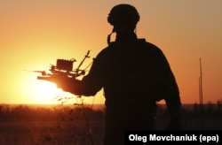 Українській військовослужбовець із дроном FPV поблизу лінії фронту в Запорізькій області, 25 вересня 2025 року