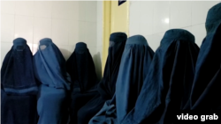 آرشیف - شماری از زنان باردار در یکی از کلینیک های کابل. 