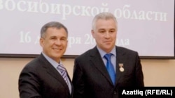 Татарстан президенты Рөстәм Миңнеханов Новосибирски өлкә татар милли-мәдәни мохтарияте рәисе Әмир Гәрәев белән