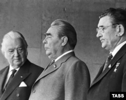 Генеральний секретар ЦК КПРС Леонід Брежнєв (в центрі)