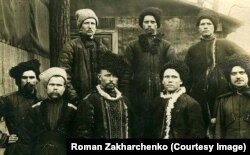 Сірий Клин. Козаки куреня імені Гетьмана Петра Сагайдачного. Сірий Клин (інша назва: Сіра Україна) – назва регіону компактного розселення українців у Південно-Західному Сибіру та Північному Казахстані наприкінці 19-го – початку 20-го століття. У 1917–1920 роках на Сірому Клині був розгорнутий рух за Українську Державну Автономію