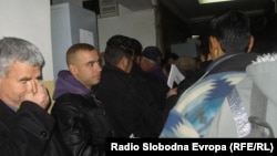 Архивска фотографија: Долги редици и турканици за вадење лични карти во Куманово.