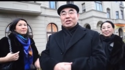 Аскар Акаев кызы Бермет Акаева (солдо) жана жубайы Майрам Акаева менен. Берлин, 2017-жылдын 9-декабры.