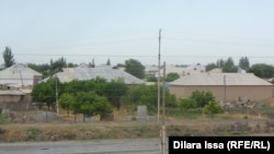 Улица в селе Старый Икан. Южно-Казахстанская область, 18 мая 2015 года.