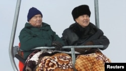 Маркум Ислам Каримов менен Нурсултан Назарбаев Алматынын четиндеги лыжа борборунда. 6-январь, 2001-жыл.