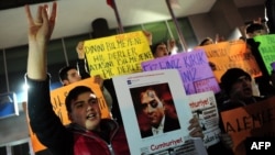 Түркиядагы "Жумхуриет" гезитинде карикатуралардын жарыяланышына каршы нааразылык акциясы. Стамбул, 14-ноябрь, 2014-жыл.