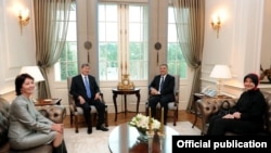 Алмазбек Атамбаев жана Абдулла Гүл, жубайлары менен, Анкара, 13-январь, 2012-жыл