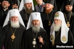 Зліва направо: глава УАПЦ митрополит Макарій, глава УПЦ (МП) митрополит Онуфрій і глава УПЦ КП патріарх Філарет. Київ, 8 травня 2017 року