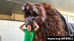 Олег Зубков и скульптура льва в парке «Тайган». Крым, 2019 год