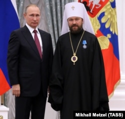 Президент Росії Володимир Путін і голова Відділу зовнішніх церковних зв’язків Московського патріархату митрополит Волоколамський Іларіон (Алфеєв), нагороджений орденом Пошани, під час церемонії вручення державних нагород у Кремлі. Москва, 22 вересня 2016 року