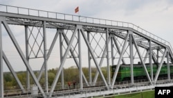 Un tren pe podul de la Nistru. Bender, 15 aprilie 2014