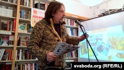 Алег Хаменка на прэзэнтацыі дадатка для мабільных тэлефонаў “Казкі Беларусі” у менскай галерэі “Ў”. 8 кастрычніка 2015 году