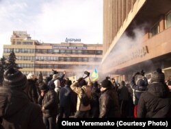 В якийсь момент у натовп полетіли світло-шумові гранати