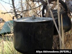 Посуда на стоянке рыбаков на берегу реки Каратал в Алматинской области.