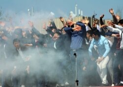 Апрель ыңкылабына арналган иш-чарада тартылган сүрөт. 2017-жыл.